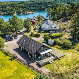 Vakker hytte i skogkanten ved vannet -6 sengeplasser.