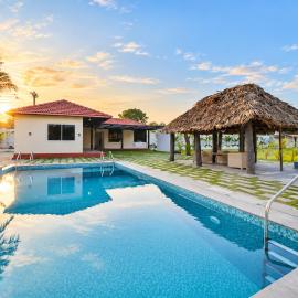 Nirvana Villa 7BR Pvt Pool Hyd By Homeyhuts, hotelli kohteessa Medchal