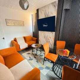 Home For Contractors Families & Council Relocations-Perfect extended & Short Stays- Full Kitchen, Fast WiFi & Free Parking - Convenient M18 Links