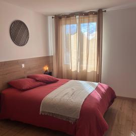 Belle chambre lumineuse avec salle de bain