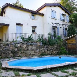 Maison de charme avec Piscine sans vis à vis dans Jardin clos proche Aubenas Vals et Activité Nature, hotel a Vesseaux