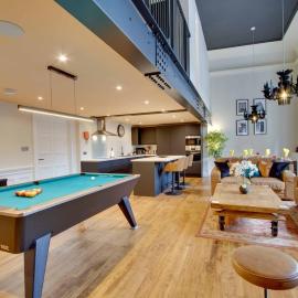 Stunning 3 bedroom apartment with pool table