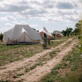 Mezi Vinicemi Glamp, готель у місті Вальтице