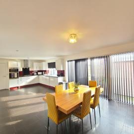Large 5 Bedroom House Sleeps 10 Ideal for Contractors, hotel i Barrow upon Soar