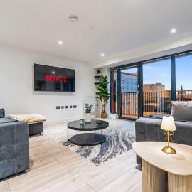 Luxe Heathrow Airport Stay Sleeps 8 Elizabeth Line 5-7 min Walk, hotel i Slough
