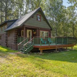 New Listing - River Front Cabin with Hot Tub near Hatcher Pass, отель в городе Уасилла