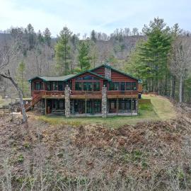 Among the Clouds- Almond NC Luxury 4 Bedroom Cabin, Hotel in Robbinsville