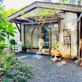 Sunlit Guesthouse Garden