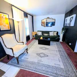 Retro 2 BR Home 6 mins to United Center with Parking