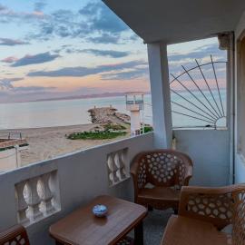 Beachfront appartement with sea view balcony in Kram
