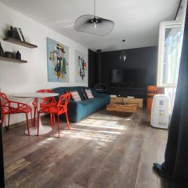 Havre de paix, piscine privée et jardin secret, Hotel in Viry-Châtillon