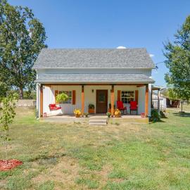 Country Living! Fire Pit, Horse Stalls & Views, hotel in Verona