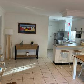 Villa Manyana - Coastal Getaway - Blueys Beach، فندق في بلويز بيتش