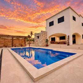 5 Palms Wailoaloa, 6BR Villa, Hotel in Nadi