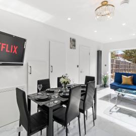 Luxurious 4 Bedroom House in Sutton with Parking, Fast WIFI and Sleeps 9، فندق في سوتون