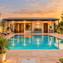 Luxe 3BHK Farm with Pool Bar Garden and no sound restrictions، فندق في جايبور