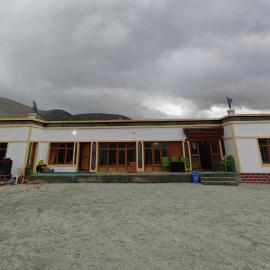 Deachen Khangsar, hotel u gradu 'Spangmik'