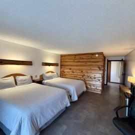 Bridge Inn Tomahawk - Room 107, 2 Queen Beds, Pet Friendly, Laminate Wood Flooring , Walkout, River View, Hotel in Tomahawk