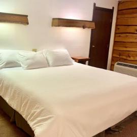 Bridge Inn Tomahawk - 1st Floor,1 king Bed,1 Reclining Chair, Walkout, River View, Hotel in Tomahawk