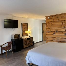 Bridge Inn Tomahahwk - 1st Floor, Room 106,1 King Bed, Pet Friendly, Laminate Wood Flooring, Walkout, River View, Price Includes 1 Pet Fee, Hotel in Tomahawk
