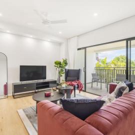Brand New Smart Home 3 Min Walk to Train and Shops