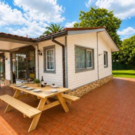 La Casina del Fuerte Ribadesella| Piscina y Jardín, hotel a Ribadesella