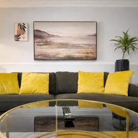Gravesend A-1 Bedroom Spacious Apartment - 2 Min Walk to Station: Kent şehrinde bir otel