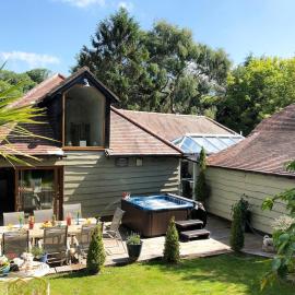 Escape to the Country - 5 Bed Home - Hot Tub Sauna, hotel u gradu Winterborne Stickland