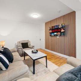 New! 5 bed Spacious home, sleeps 10, free parking