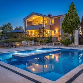 Majmajola Garden Villa for 14 persons near Pula with kids playground, sauna & large garden, hotel di Vodnjan