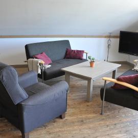 Farmhouse living room with open solution 1 km from Torp Airport、サンネフヨルのホテル