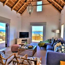 Sunset-Sea in Jacobsbaai - Seafront Villa, 8 Guest, Pets, Indoor Outdoor Braai, and Pool in Jacobs Bay, 90 minutes from Cape Town