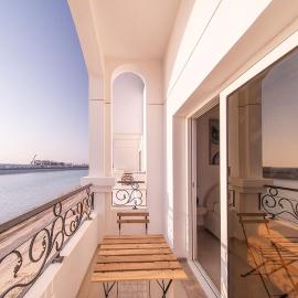 Elegant Waterfront Villa W Sunset Terrace, hotel in Al Ḩamrīyah