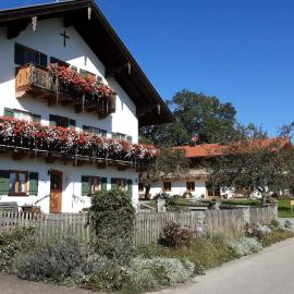 Ferienwohnungen Neubauer，Wackersberg的飯店