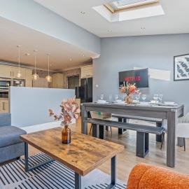 6-Bed House Sleeps 12 Near Blackwater Station