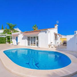 Sunbathing with private swimming pool