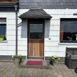 EifelRuhe 8 - Ferienwohnung in Hollerath für 4 Gäste - WLAN, Waschmaschine, Parkplatz - perfekt für Paare und Monteure - Haustiere willkommen