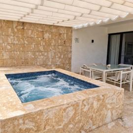 The Beach Crystal Lagoon luxury & private Jacuzzi