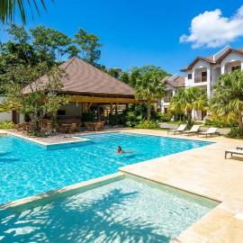 Modern 2BR Apt with Pool near Punta Popy & Town