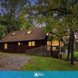 Real Log Cabin w Stunning Shenandoah Views, hotel v destinaci Luray
