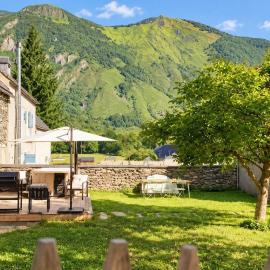 Maison de charme, bain nordique, Proche Saint-lary, 5 chambres、Bourispのホテル