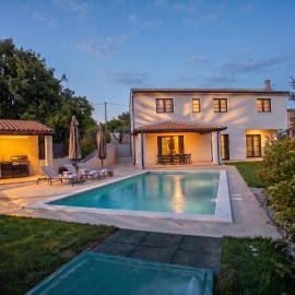 Villa Vistara With Pool - Happy Rentals
