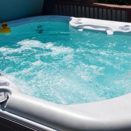 < 1 Mi to Port of Alsea: Inviting Gem w/ Views!, hotel din Waldport