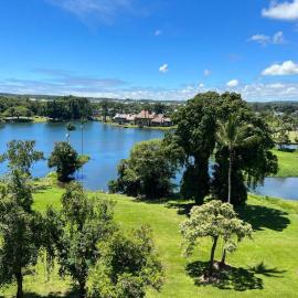 Peaceful 2BR Condo w/ Water Views + Pool Wi-Fi, hotel en Hilo