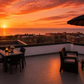 Luxury Dark Boho, Direct Access to Beach, Private Balcony, Rooftop, Parking & AC