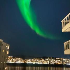 Tromso 3-Bed Apt Sleeps 5 with Parking, Hotel in Tomasjorda
