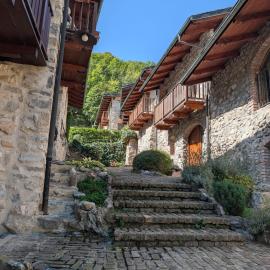 Casa di montagna in pietra con giardino privato