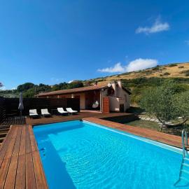 Villa Marci con piscina privata a Nulvi (SS), hotel a Nulvi