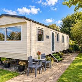 Caravan with Pool and Entertainment near Dover, Hotel in Saint Margaretʼs at Cliffe