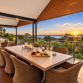 Waterfront Retreat Estuary Views & Balcony, hotel a Dawesville